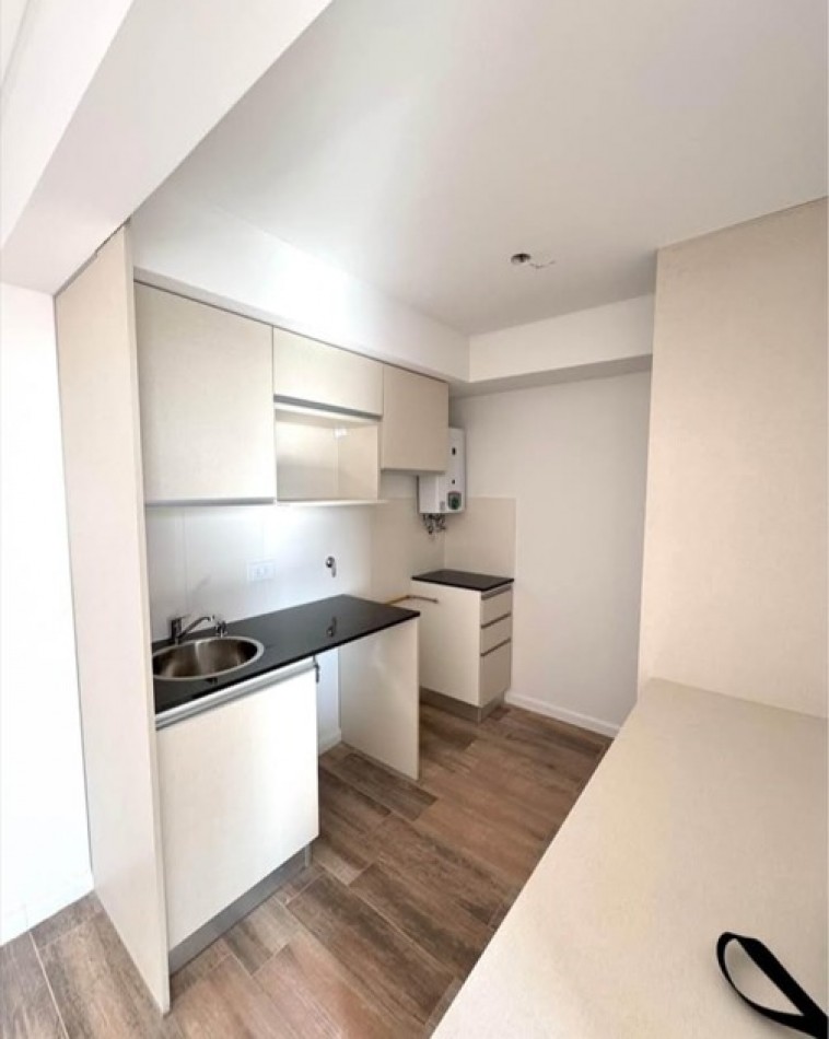 Av Francia 1600, departamento un dormitorio, en un 9° piso excelente estado.