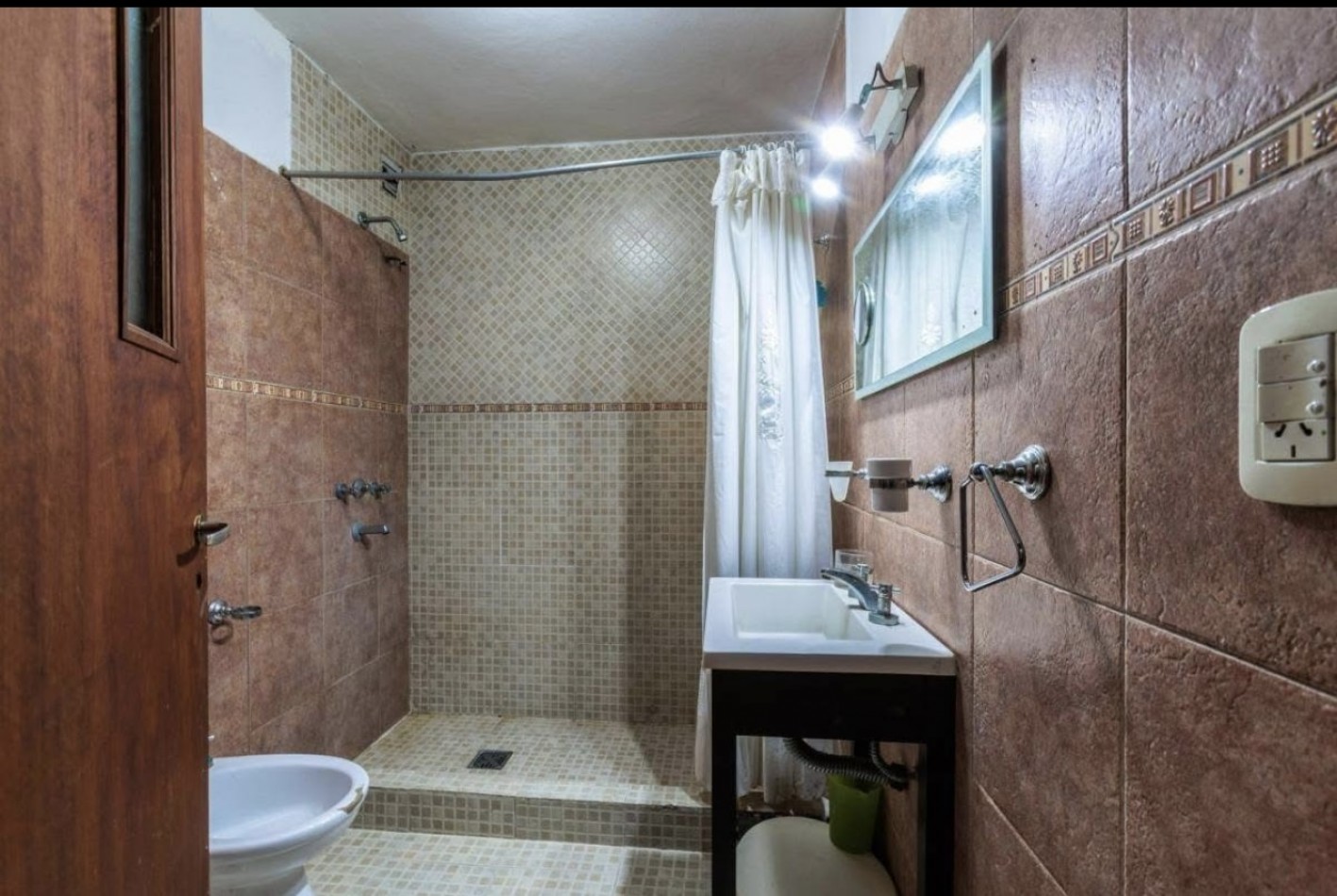 Buenos Aires 3000, casa 3 o posibilidad 4 dormitorios, ingreso vehiculos. 