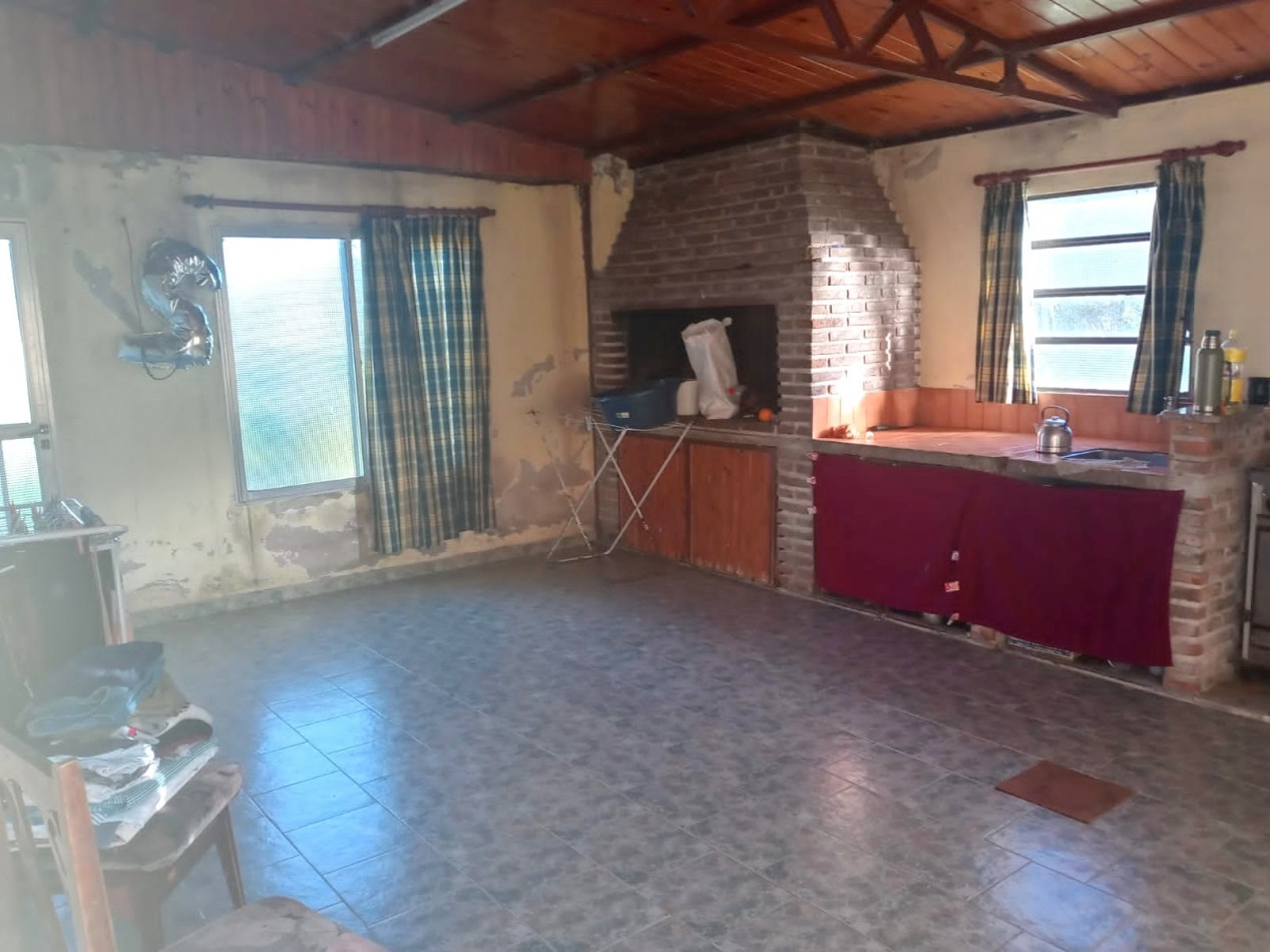 Muñoz, calle 1ro de mayo 100, 2 dormitorios, galeria, terreno amplio 