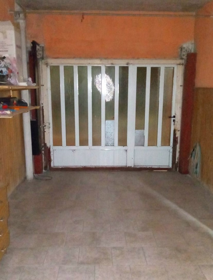 Muñoz, calle 1ro de mayo 100, 2 dormitorios, galeria, terreno amplio 