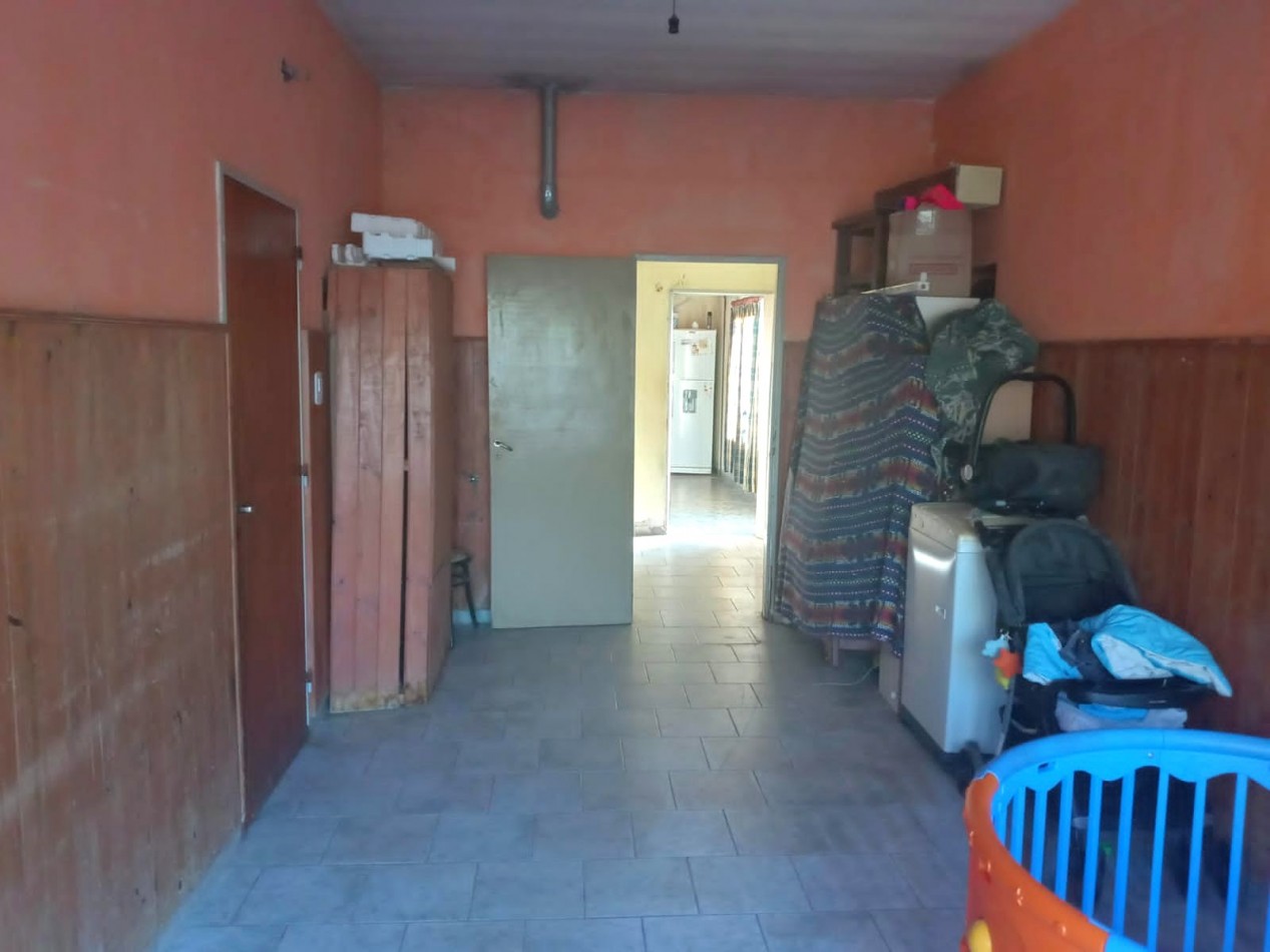 Muñoz, calle 1ro de mayo 100, 2 dormitorios, galeria, terreno amplio 