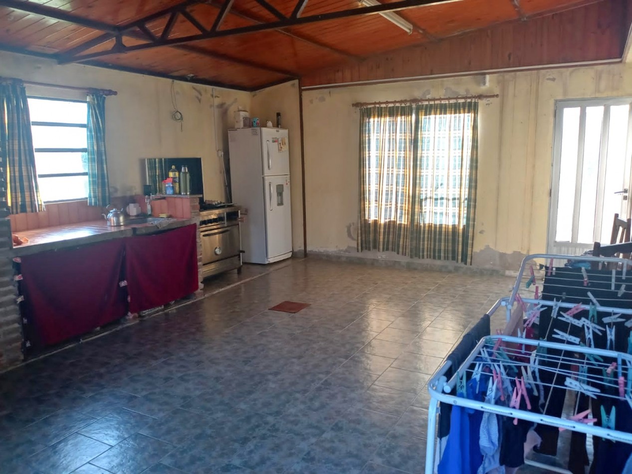 Muñoz, calle 1ro de mayo 100, 2 dormitorios, galeria, terreno amplio 