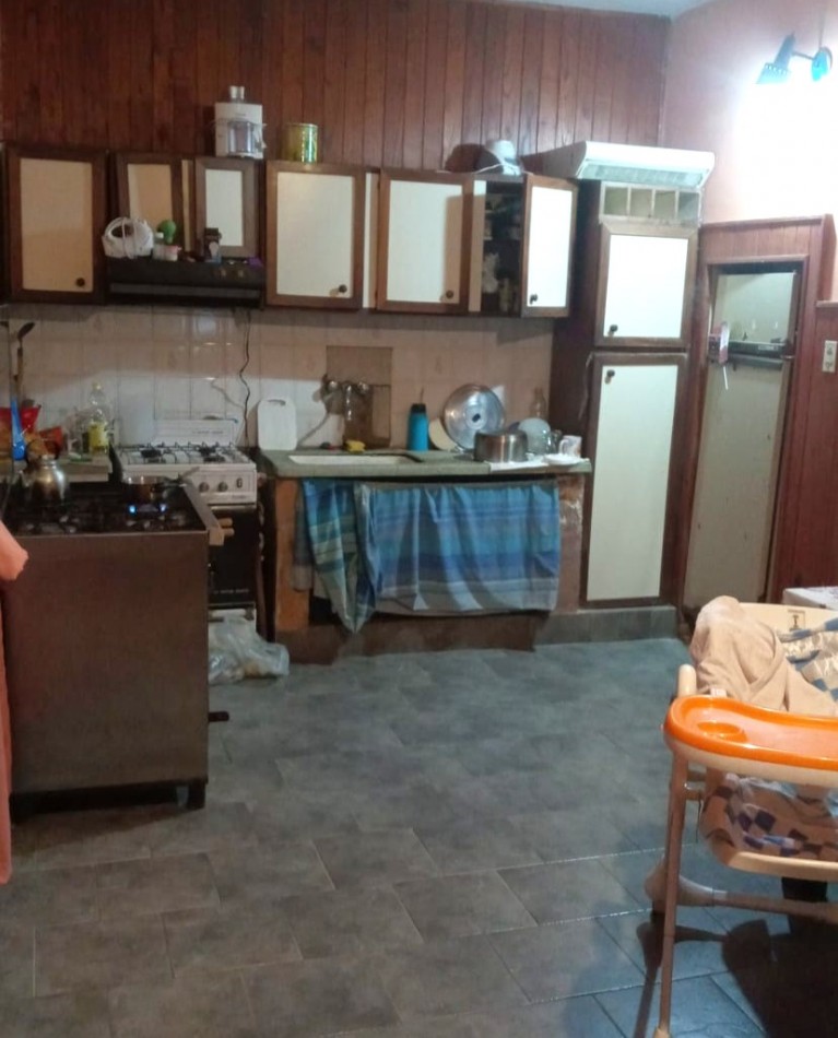 Muñoz, calle 1ro de mayo 100, 2 dormitorios, galeria, terreno amplio 