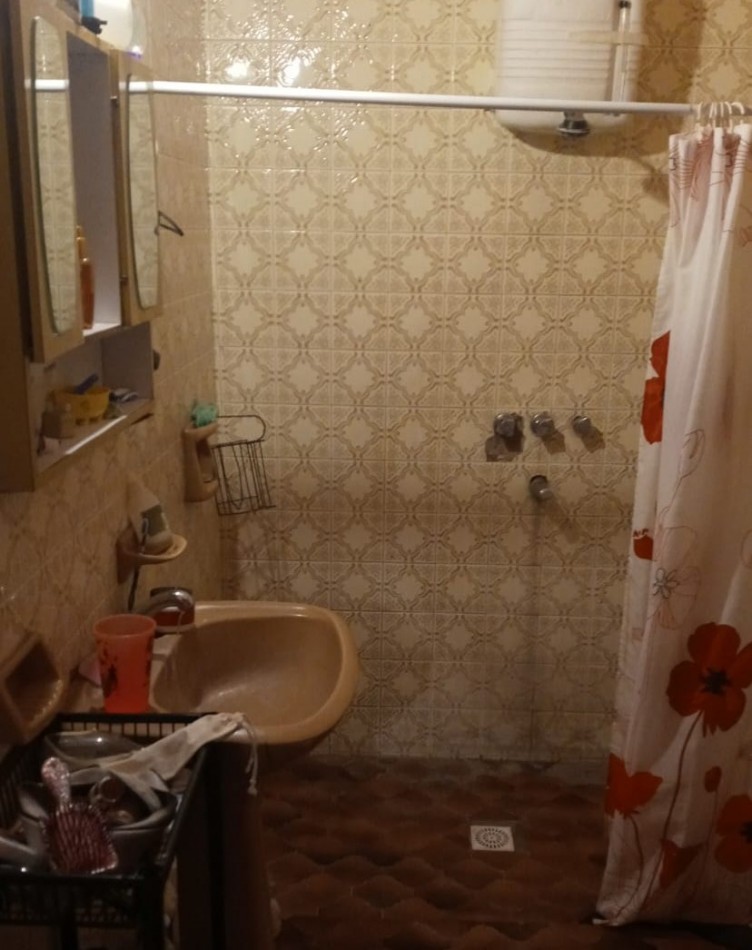 Muñoz, calle 1ro de mayo 100, 2 dormitorios, galeria, terreno amplio 