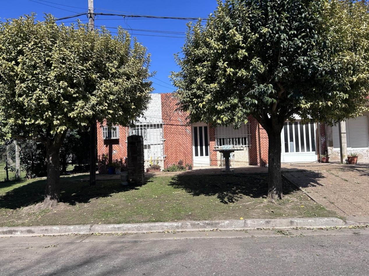 Muñoz, calle 1ro de mayo 100, 2 dormitorios, galeria, terreno amplio 