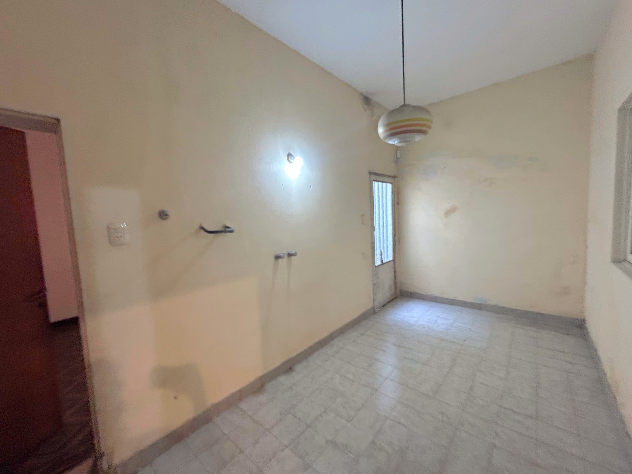 Neuquen 5900, posibilidad dos propiedades, 3 dormitorios, patio pequeño parrillero.