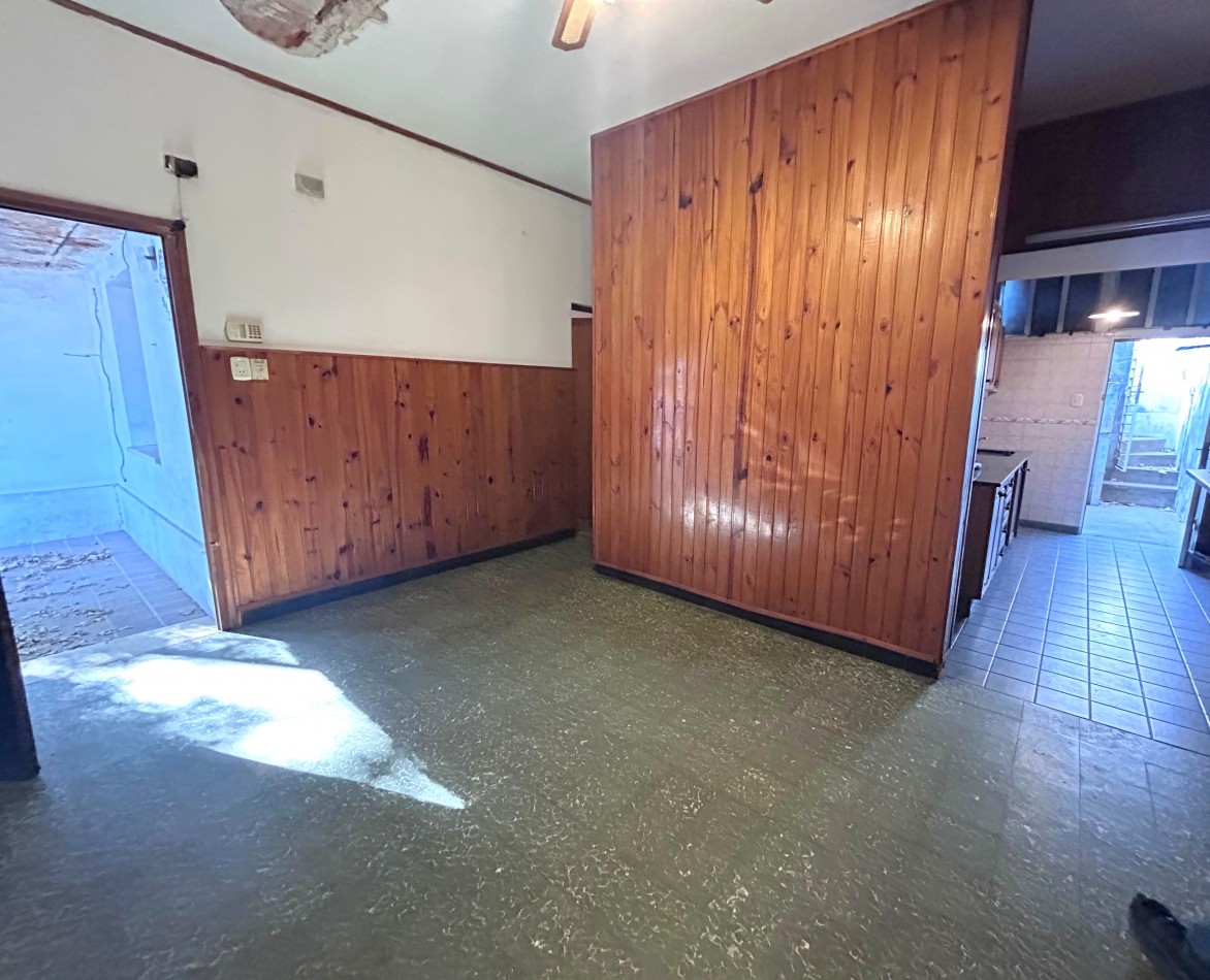 Neuquen 5900, posibilidad dos propiedades, 3 dormitorios, patio pequeño parrillero.