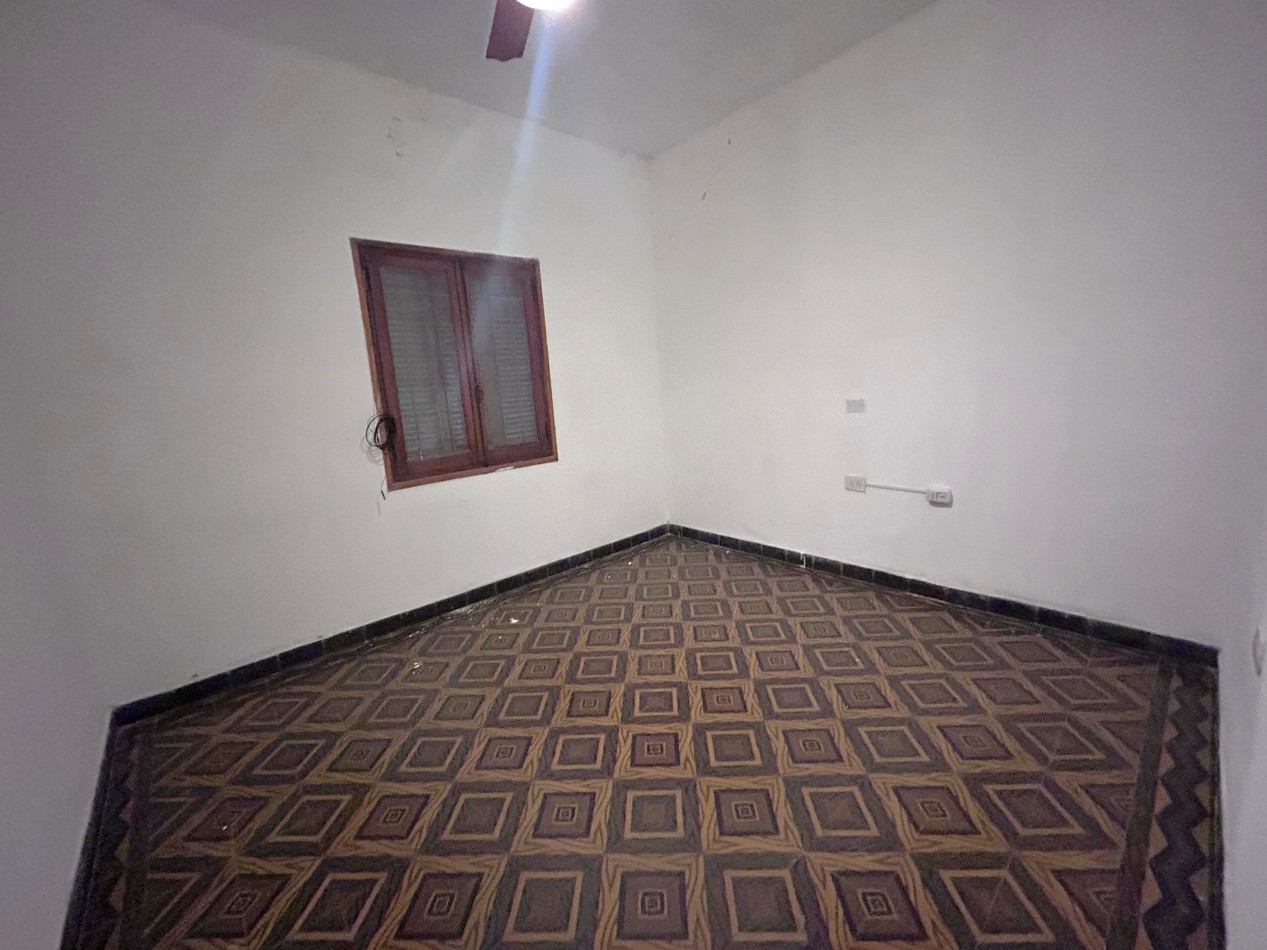 Neuquen 5900, posibilidad dos propiedades, 3 dormitorios, patio pequeño parrillero.