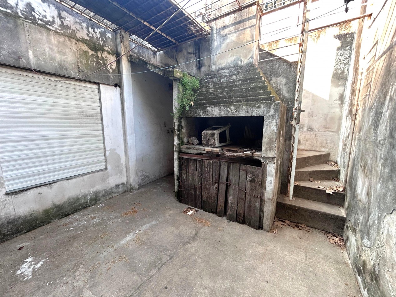 Neuquen 5900, posibilidad dos propiedades, 3 dormitorios, patio pequeño parrillero.