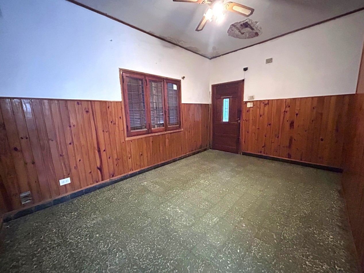 Neuquen 5900, posibilidad dos propiedades, 3 dormitorios, patio pequeño parrillero.