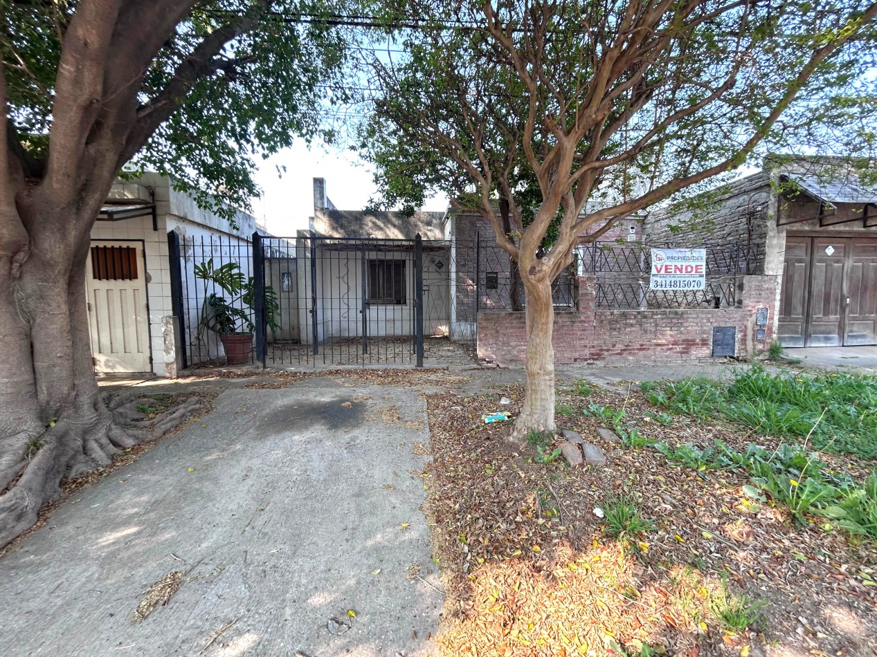 Neuquen 5900, posibilidad dos propiedades, 3 dormitorios, patio pequeño parrillero.