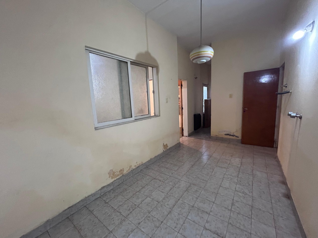 Neuquen 5900, posibilidad dos propiedades, 3 dormitorios, patio pequeño parrillero.