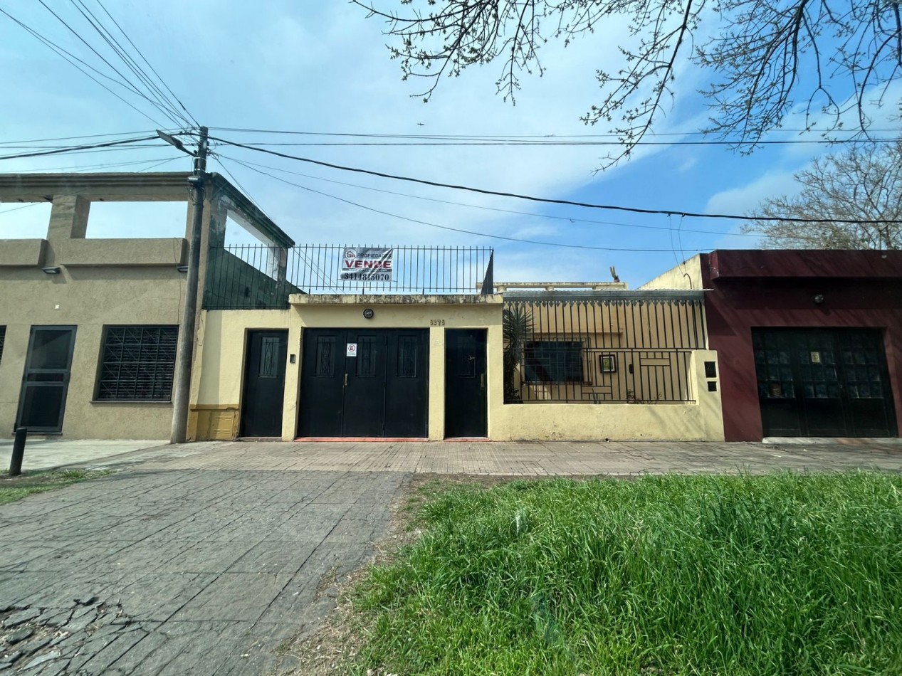 Castro Barros 5200, casa dos dormitorios, cochera, patio. Excelente ubicacion!