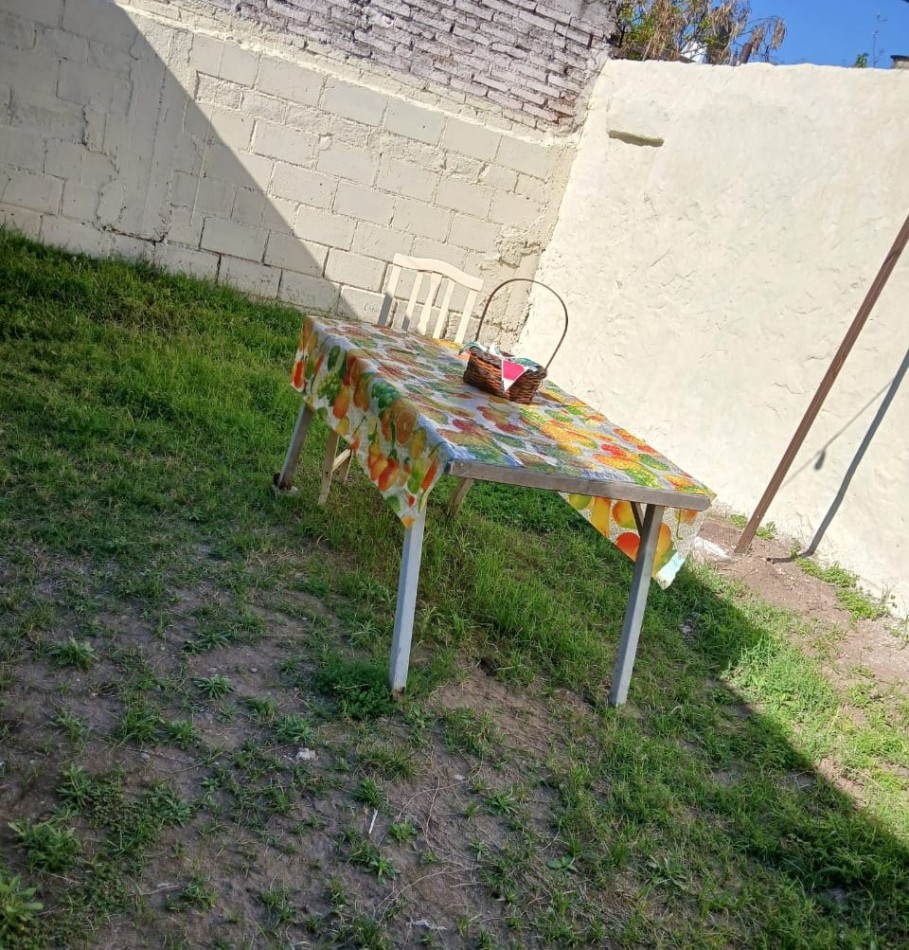 Lainez 700, dos dormitorios, patio amplio, interna.