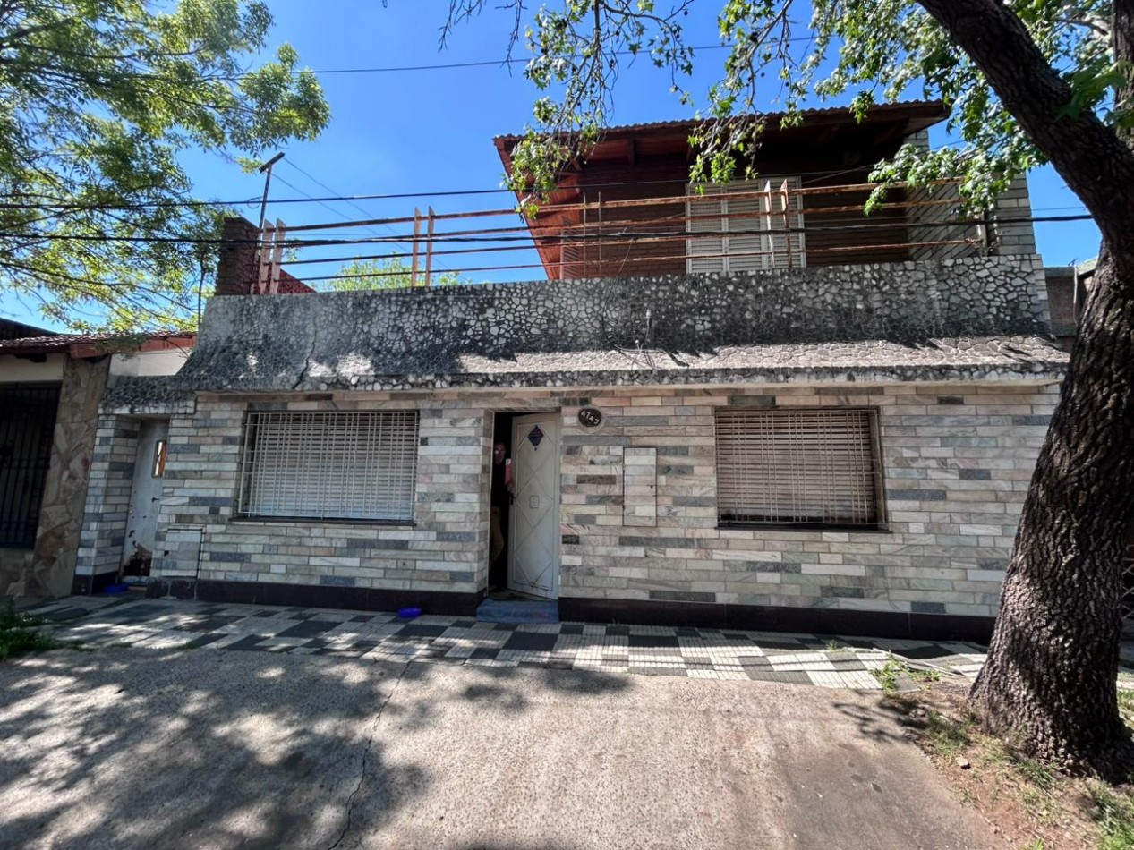 Barcelona 4700, amplia casa a refaccionar de 4 dormitorios, ideal inversion.