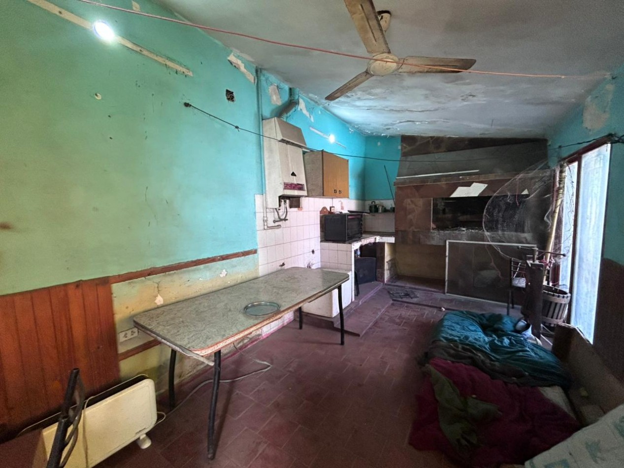 Barcelona 4700, amplia casa a refaccionar de 4 dormitorios, ideal inversion.