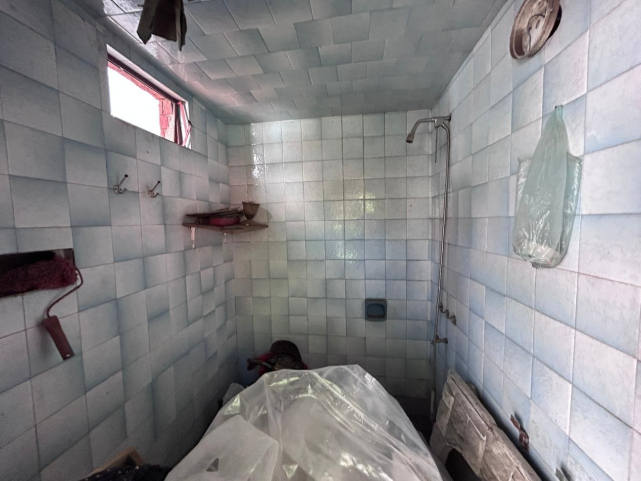 Barcelona 4700, amplia casa a refaccionar de 4 dormitorios, ideal inversion.