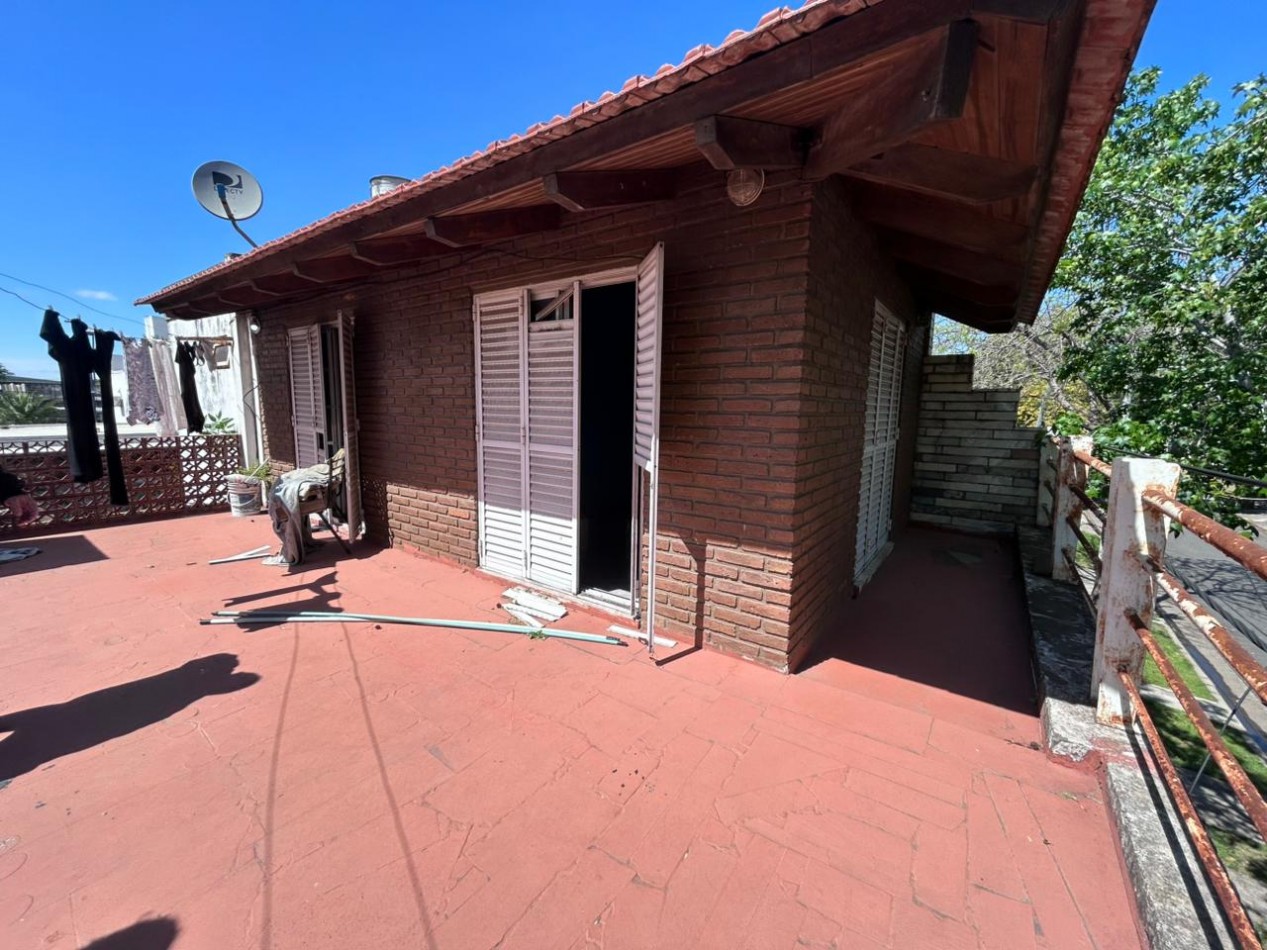 Barcelona 4700, amplia casa a refaccionar de 4 dormitorios, ideal inversion.