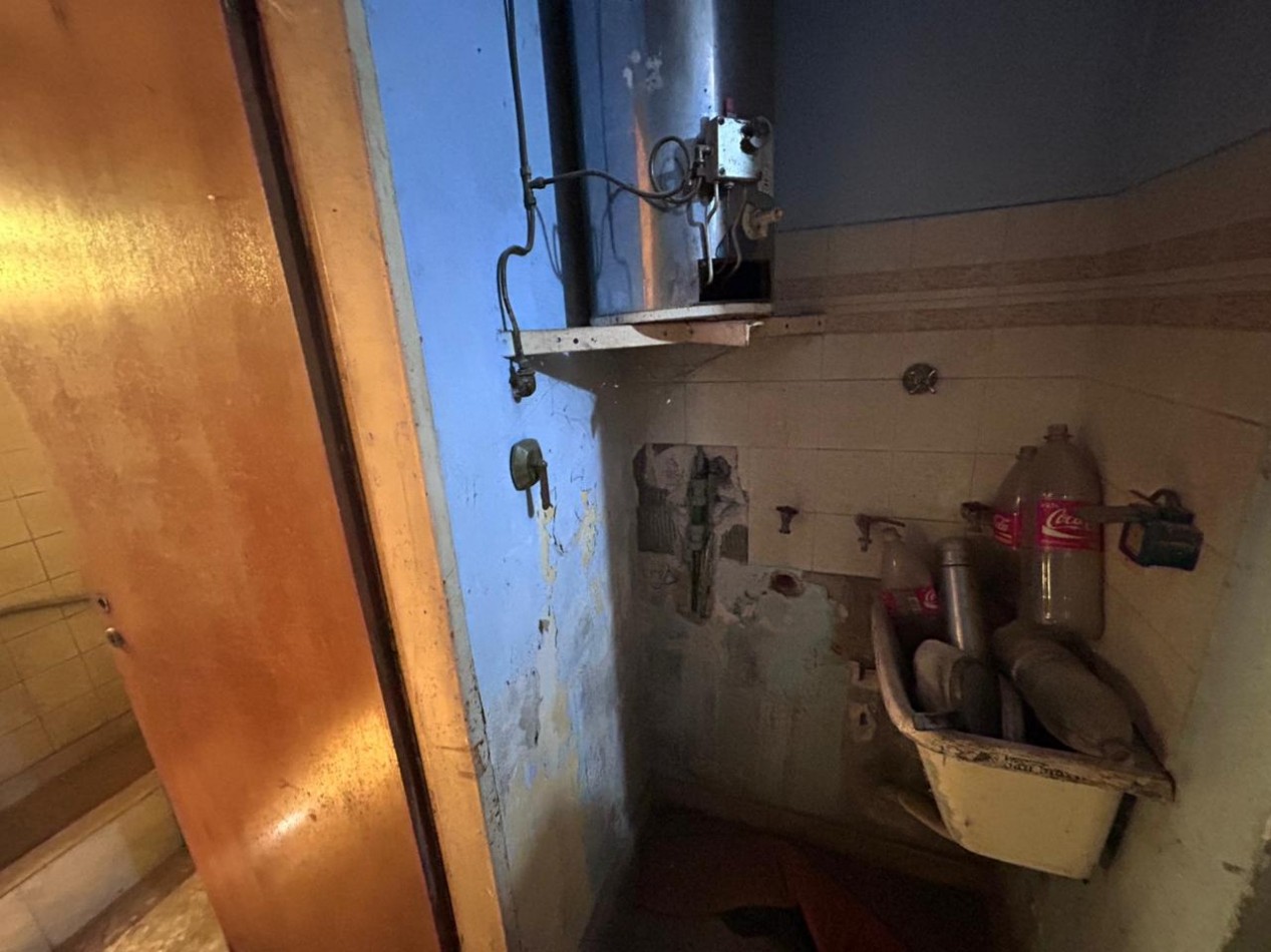 Barcelona 4700, amplia casa a refaccionar de 4 dormitorios, ideal inversion.