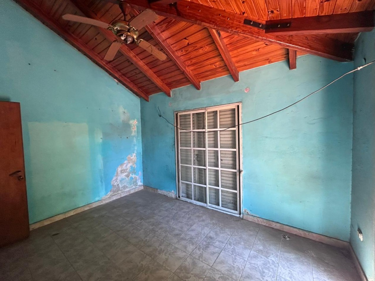 Barcelona 4700, amplia casa a refaccionar de 4 dormitorios, ideal inversion.