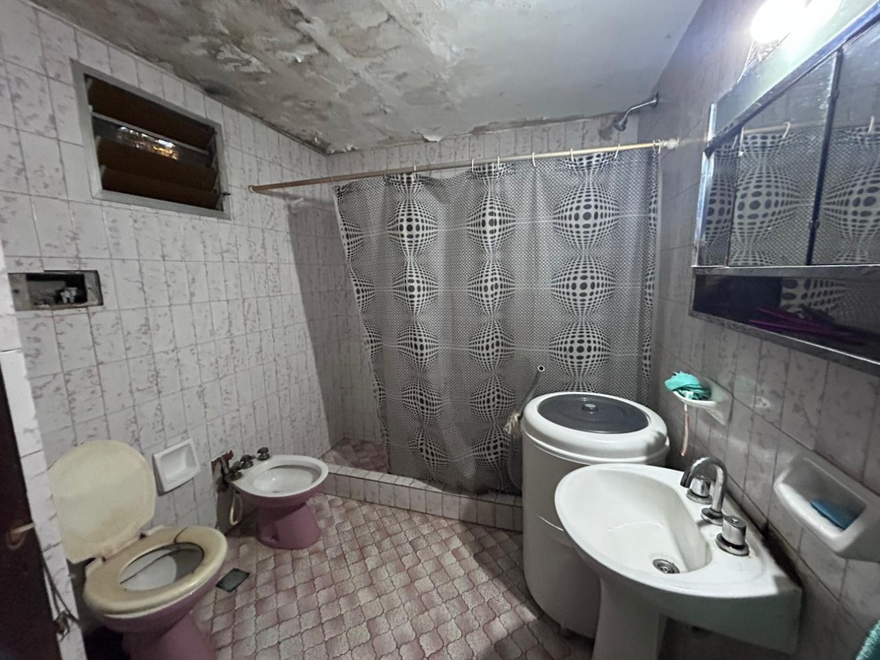 Barcelona 4700, amplia casa a refaccionar de 4 dormitorios, ideal inversion.