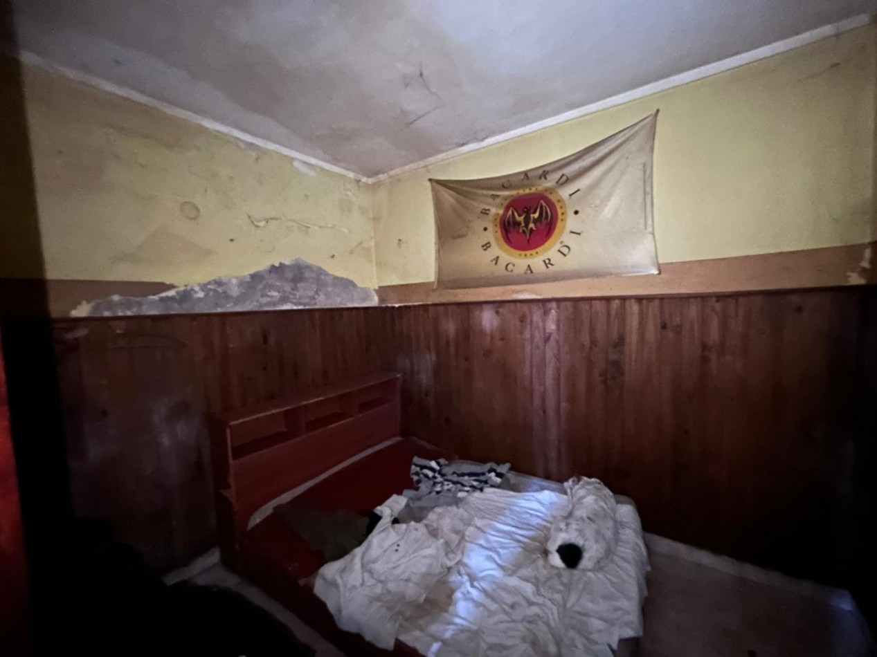 Barcelona 4700, amplia casa a refaccionar de 4 dormitorios, ideal inversion.