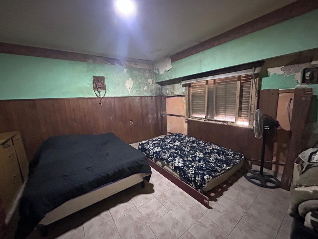 Barcelona 4700, amplia casa a refaccionar de 4 dormitorios, ideal inversion.