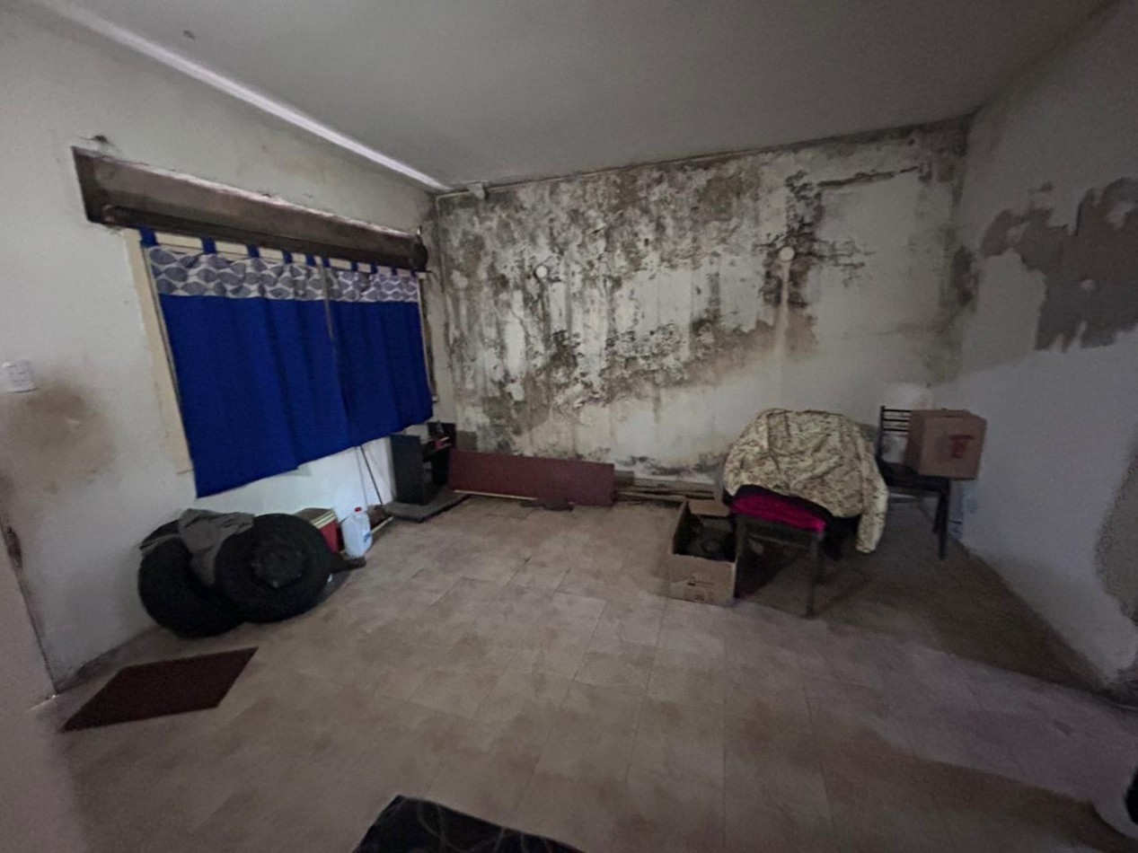 Barcelona 4700, amplia casa a refaccionar de 4 dormitorios, ideal inversion.