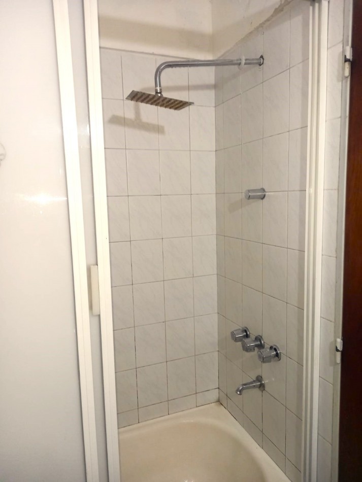 Cochabamba 1700, departamento de 2 dormitorios, con cochera y baulera, excelente zona.