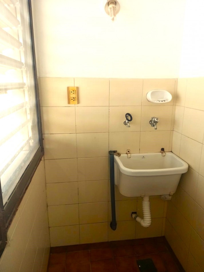 Cochabamba 1700, departamento de 2 dormitorios, con cochera y baulera, excelente zona.