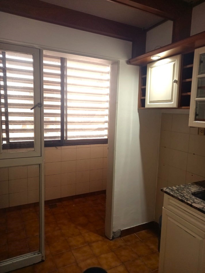 Cochabamba 1700, departamento de 2 dormitorios, con cochera y baulera, excelente zona.