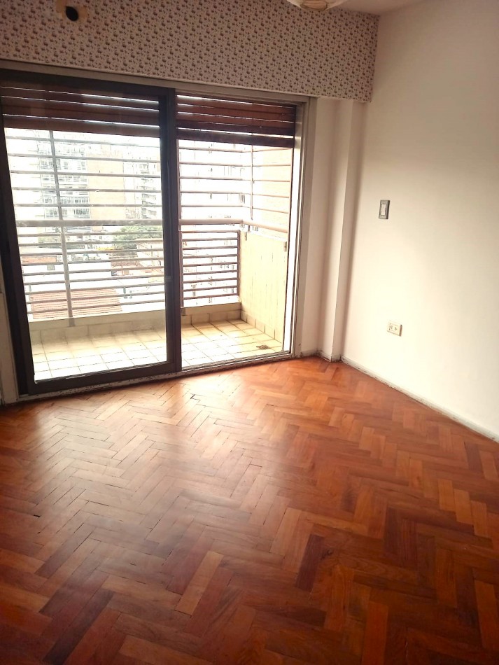 Cochabamba 1700, departamento de 2 dormitorios, con cochera y baulera, excelente zona.