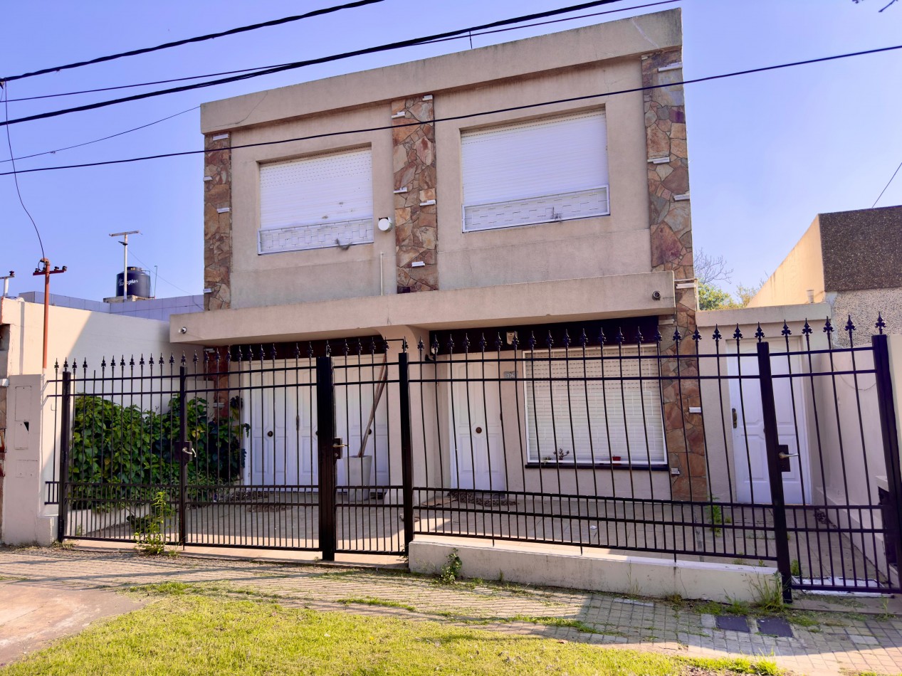 Los Aromos 300, Baigorria, casa 3 dormitorios, mas departamento. Excelente estado, 300 m2.