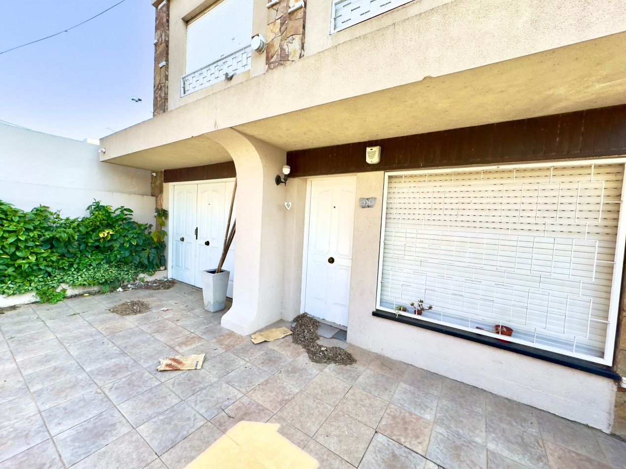 Los Aromos 300, Baigorria, casa 3 dormitorios, mas departamento. Excelente estado, 300 m2.