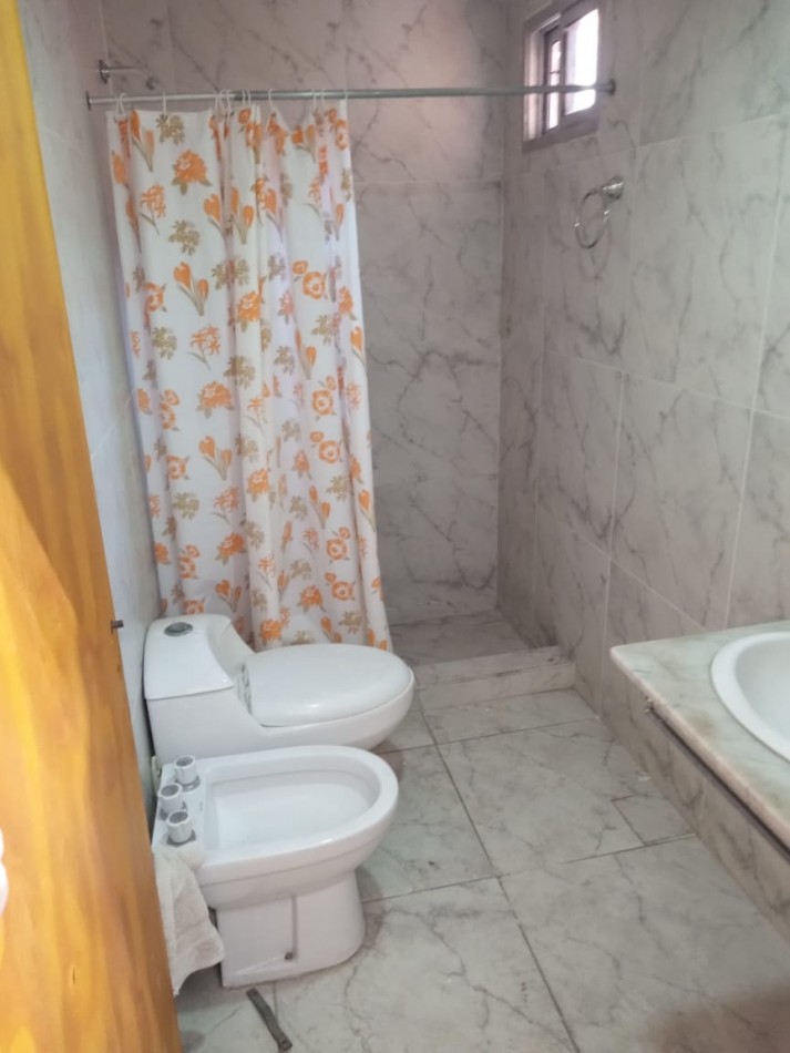 Tte Agneta 1900, casa 3 dormitorios, mas departamento.