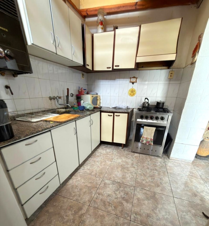 Patricios 600, casa 3 dormitorios, + local comercial.