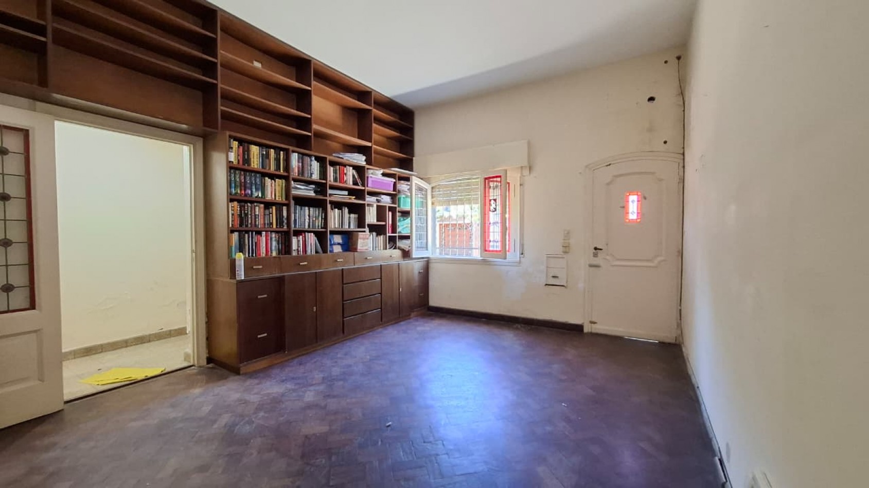 Reconquista al 900, excelente zona, casa amplia de 3 dormitorios, con oficina.