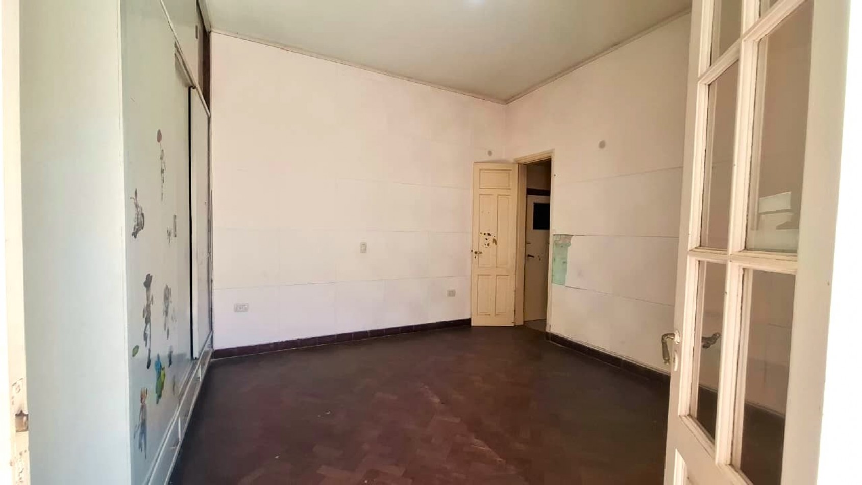 Reconquista al 900, excelente zona, casa amplia de 3 dormitorios, con oficina.