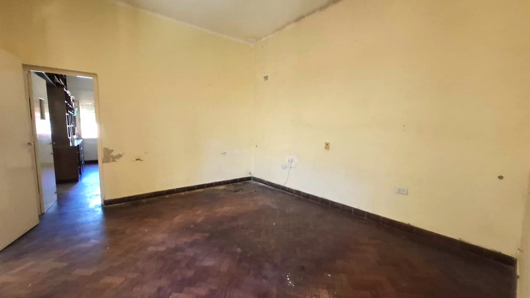 Reconquista al 900, excelente zona, casa amplia de 3 dormitorios, con oficina.