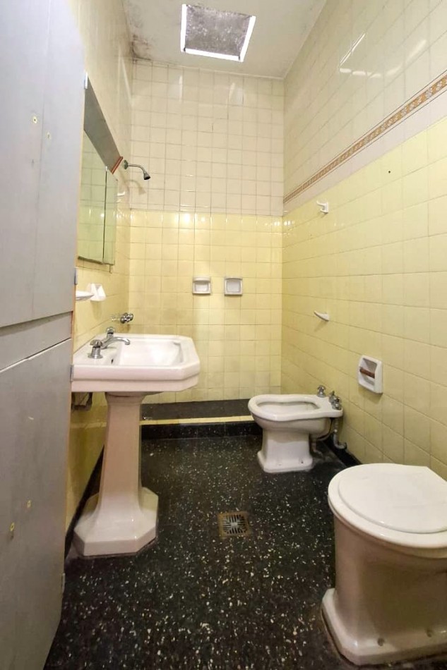 Reconquista al 900, excelente zona, casa amplia de 3 dormitorios, con oficina.