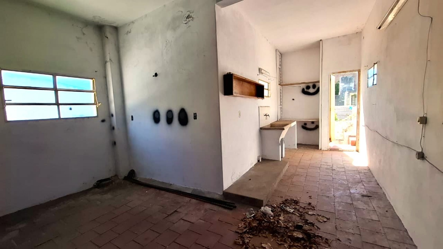 Reconquista al 900, excelente zona, casa amplia de 3 dormitorios, con oficina.