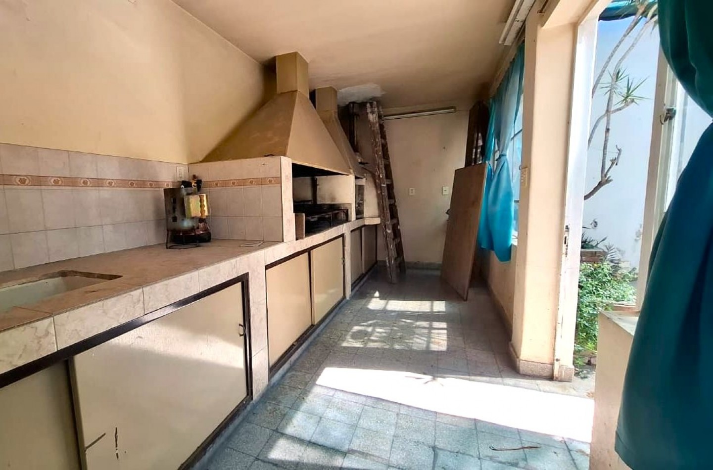 Reconquista al 900, excelente zona, casa amplia de 3 dormitorios, con oficina.