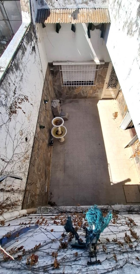 Reconquista al 900, excelente zona, casa amplia de 3 dormitorios, con oficina.