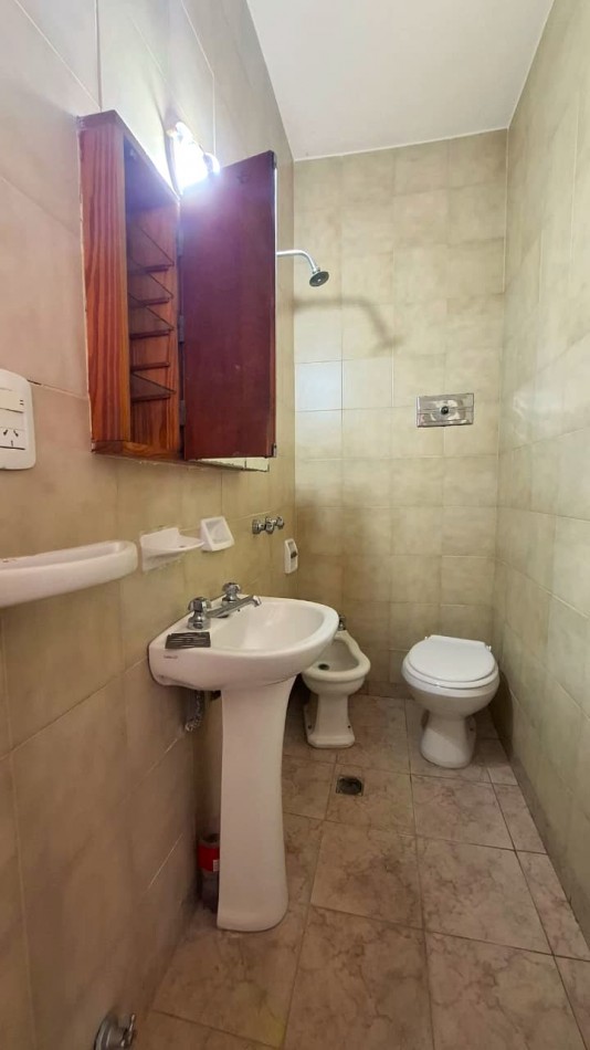 Reconquista al 900, excelente zona, casa amplia de 3 dormitorios, con oficina.