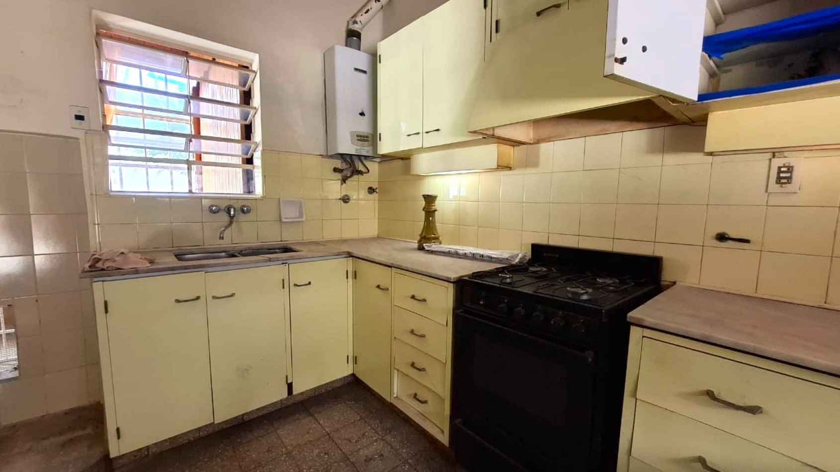 Reconquista al 900, excelente zona, casa amplia de 3 dormitorios, con oficina.