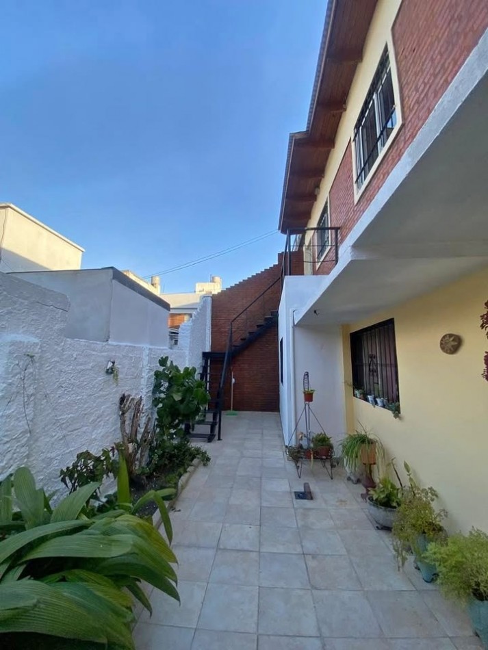 Junin 1200, propiedad interna, dos dormitorios, excelente estado.