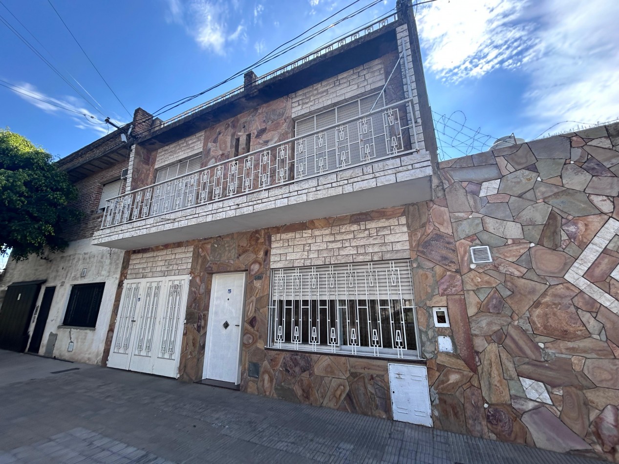 Ayolas y Chacabuco, dos propiedades, lote de 150 m2, cochera.