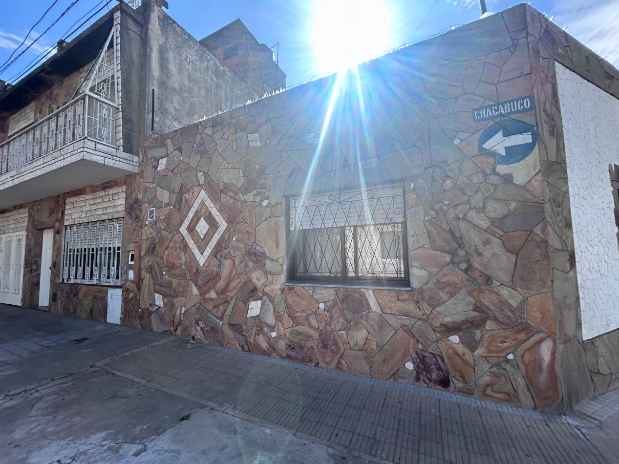 Ayolas y Chacabuco, dos propiedades, lote de 150 m2, cochera.