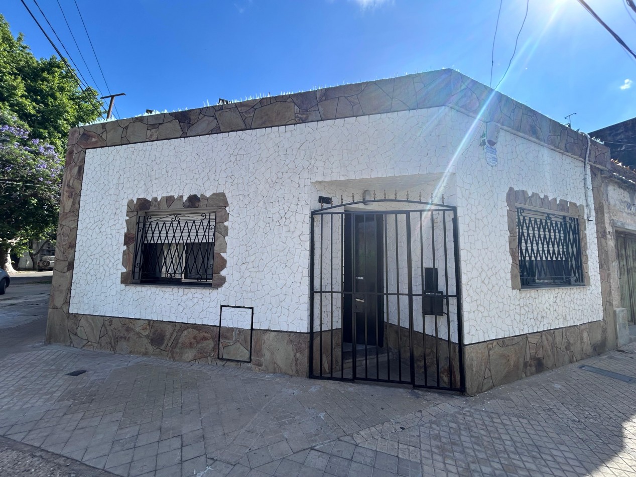 Ayolas y Chacabuco, dos propiedades, lote de 150 m2, cochera.