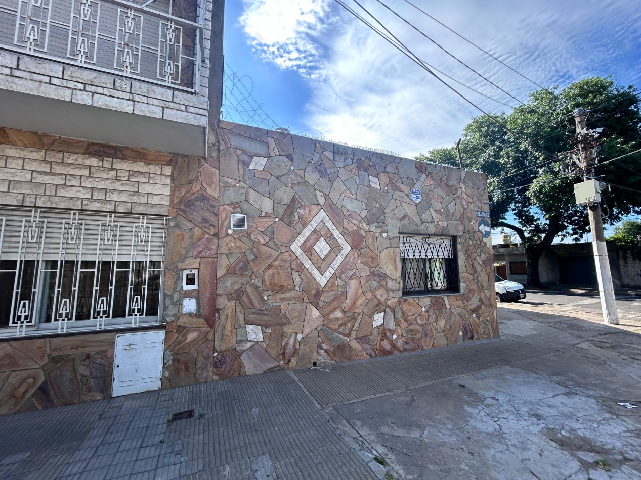 Ayolas y Chacabuco, dos propiedades, lote de 150 m2, cochera.